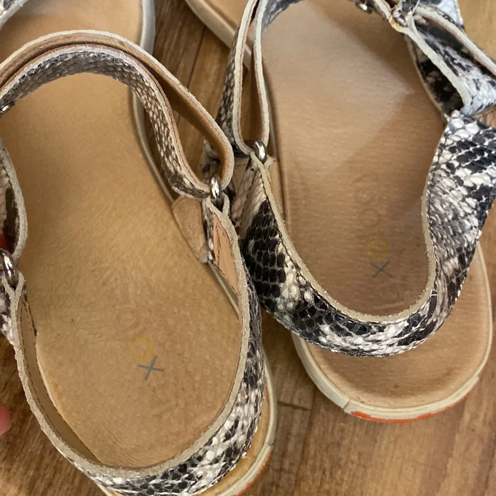 Tommy Bahama Inisha Reflexology Leather Snakeskin Black cream sandals size 9